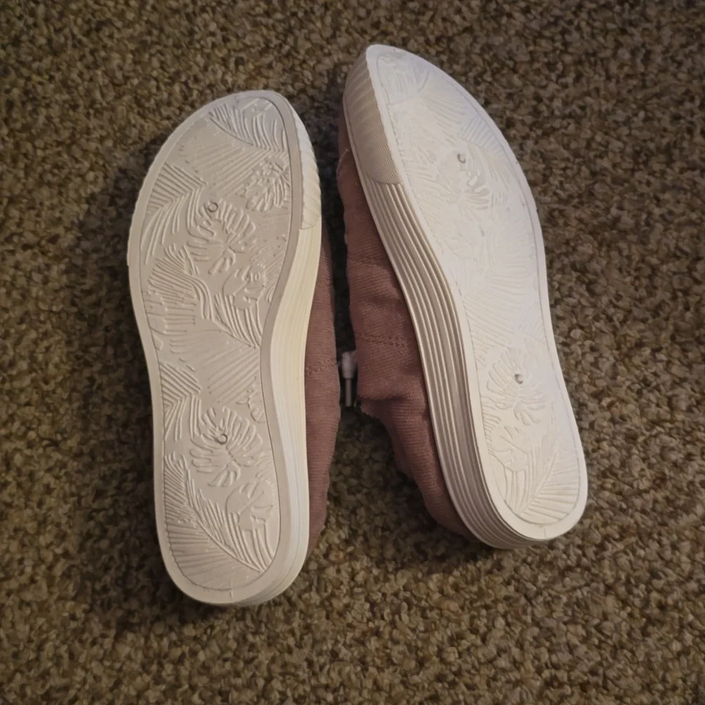 Tommy Bahama low top no tie sneakers